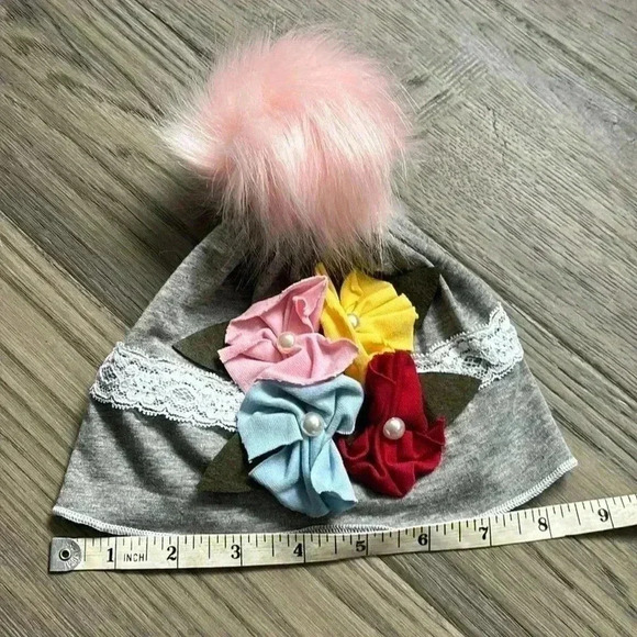 Hand crafted grey fall cotton hat with flowers and fuzzy pink pom pom - Picture 4 of 7
